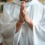 A direção espiritual, como destaca Pe. Dr. José Eduardo de Oliveira e Silva, é um auxílio indispensável para o discernimento e o crescimento da vida cristã.