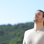 Com Gustavo Luíz Guilherme Pinto, a respiração consciente orienta o ritmo corporal e potencializa cada movimento durante o treino.
