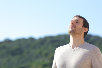 Com Gustavo Luíz Guilherme Pinto, a respiração consciente orienta o ritmo corporal e potencializa cada movimento durante o treino.