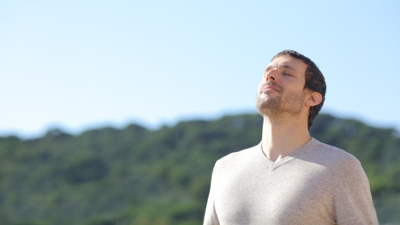 Com Gustavo Luíz Guilherme Pinto, a respiração consciente orienta o ritmo corporal e potencializa cada movimento durante o treino.