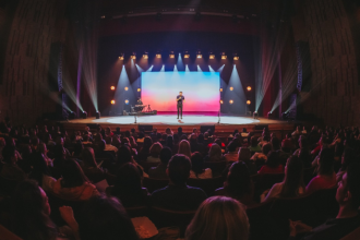 A Non Stop celebra o impacto de “Bença, Padre” e o carinho do público que lotou o teatro paulistano. (Crédito: Rafael Strabelli)