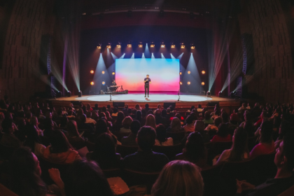 A Non Stop celebra o impacto de “Bença, Padre” e o carinho do público que lotou o teatro paulistano. (Crédito: Rafael Strabelli)