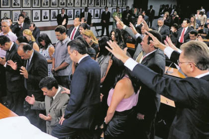 Entre o altar e o palanque, evangélicos debatem os limites da atuação política das igrejas