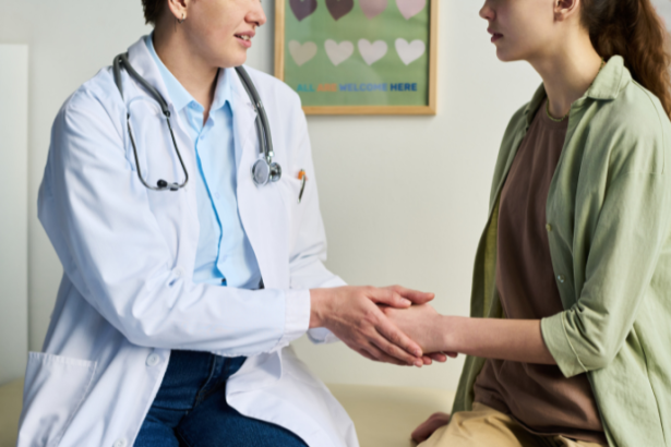 Entenda como funciona o reajuste por faixa etária nos planos de saúde e saiba o que observar, com Alexandre Costa Pedrosa.