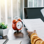 Gustavo Morceli analisa como as escolas estão adaptando o planejamento pedagógico quando eventos climáticos passam a impactar diretamente a rotina escolar.