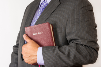 Damares Alves divulga lista de igrejas e pastores citados na CPI do INSS: impactos e repercussões