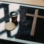 Inteligência Artificial e Religião: Por que Chatbots como Claude Estão se Aproximando da Espiritualidade