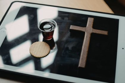 Inteligência Artificial e Religião: Por que Chatbots como Claude Estão se Aproximando da Espiritualidade