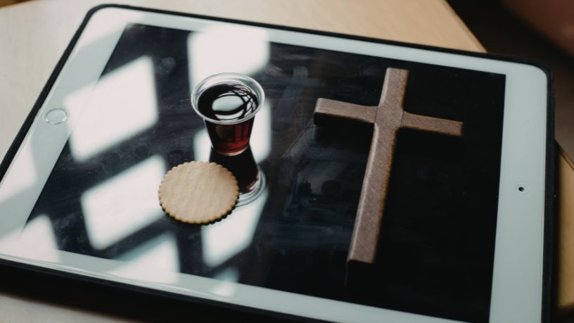 Inteligência Artificial e Religião: Por que Chatbots como Claude Estão se Aproximando da Espiritualidade