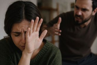 Violência contra mulheres evangélicas: por que programas específicos são essenciais para proteção, acolhimento e prevenção