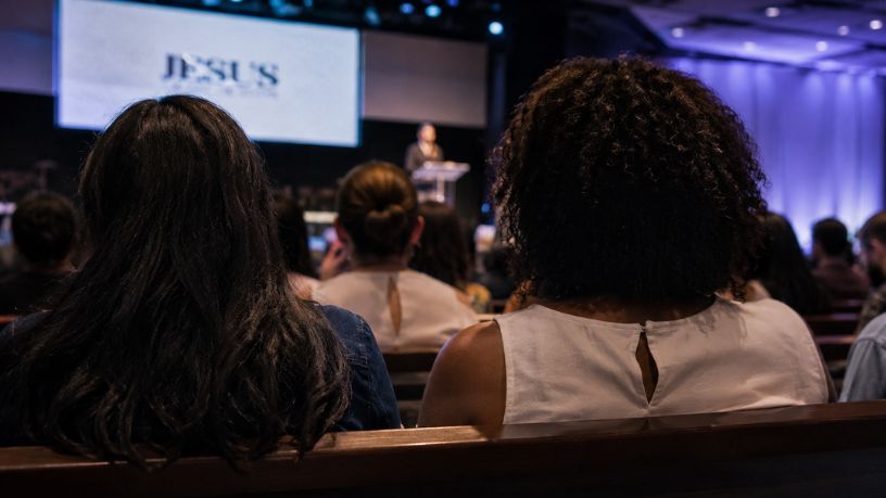 Violência contra mulheres e racismo desafiam igrejas evangélicas no Brasil