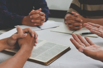 Jovens cristãos e tecnologia: por que projetos de inovação com propósito estão ganhando espaço nas igrejas e escolas do Brasil