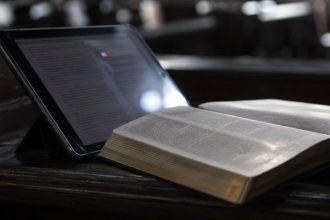 Inteligência Artificial e Religião: Por Que os Evangélicos Temem o Impacto da IA na Fé