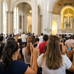 Participantes reunidos em oração durante encontro vocacional em um santuário brasileiro