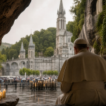 Papa Leão XIV durante viagem apostólica à França, em composição editorial relacionada à visita a Lourdes, sem textos ou rostos identificáveis de vítimas.
