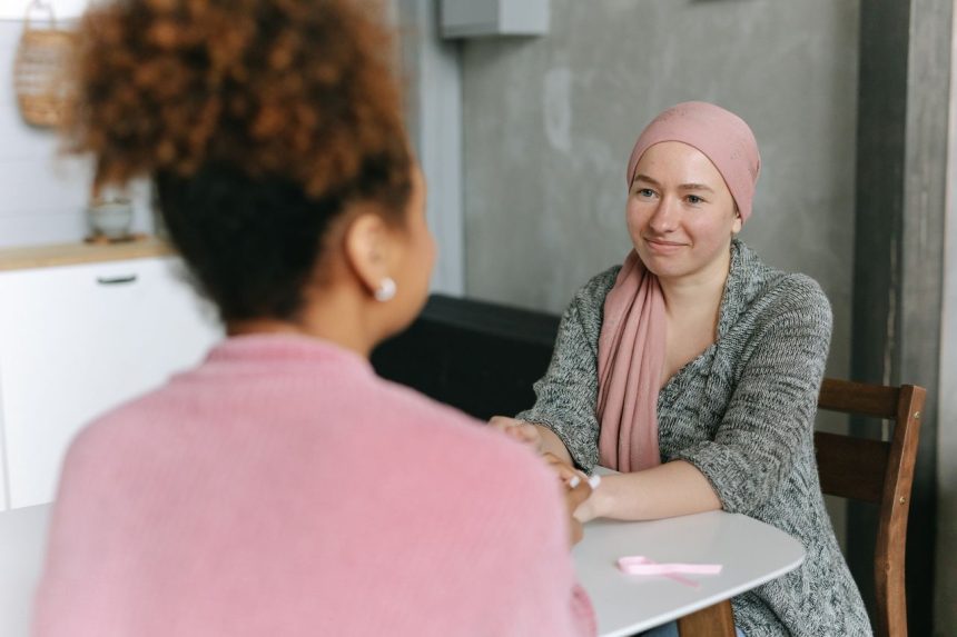 Duas mulheres compartilham um momento de apoio e acolhimento em um ambiente interno.