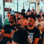 Participantes acompanham atentamente uma apresentação durante um seminário em ambiente interno.