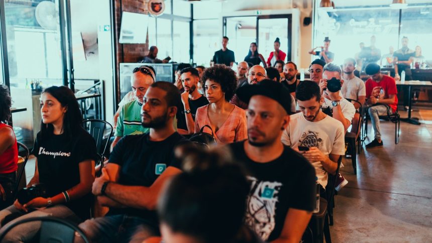Participantes acompanham atentamente uma apresentação durante um seminário em ambiente interno.