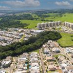 Vista aérea de Campinas, com áreas urbanas e trechos verdes distribuídos pela paisagem.