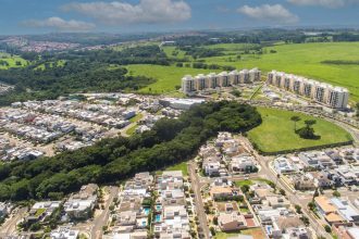 Vista aérea de Campinas, com áreas urbanas e trechos verdes distribuídos pela paisagem.