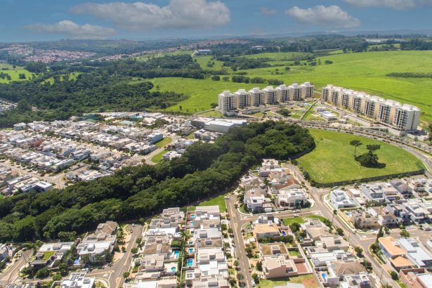 Vista aérea de Campinas, com áreas urbanas e trechos verdes distribuídos pela paisagem.