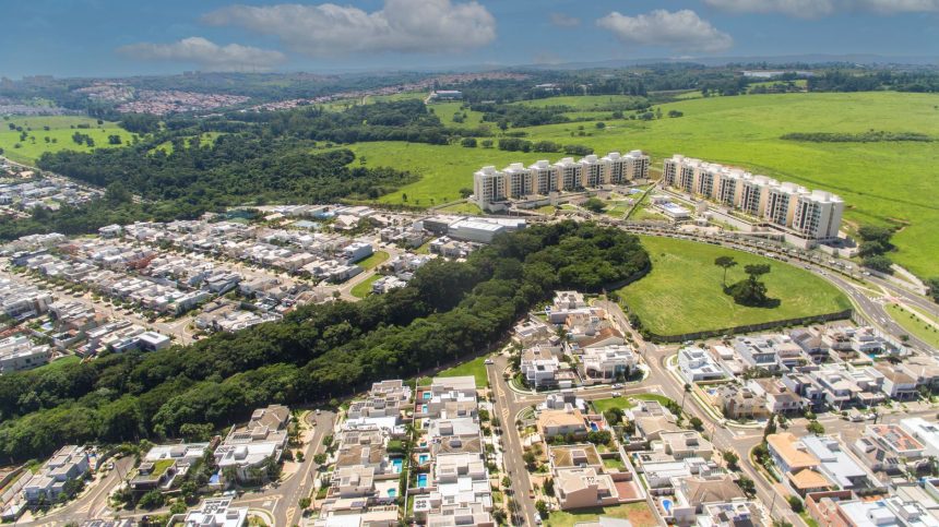Vista aérea de Campinas, com áreas urbanas e trechos verdes distribuídos pela paisagem.
